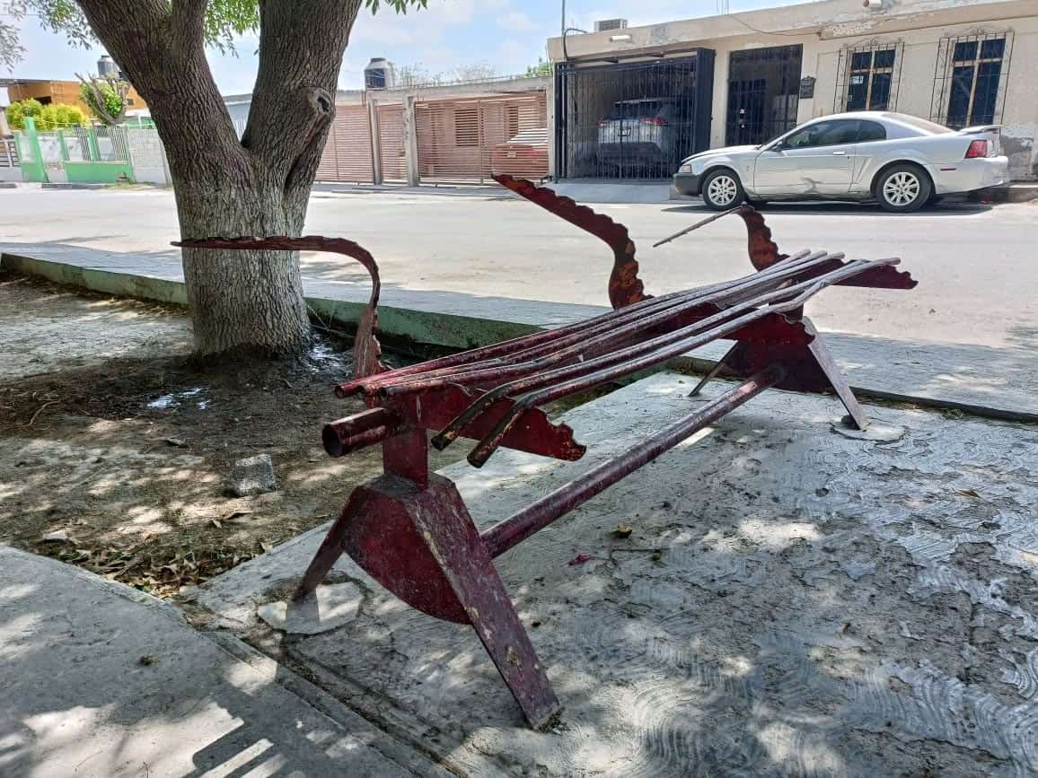 Las bancas de las plazas se encuentran en pésimas condiciones, el programa ayudará a mejorar los espacios públicos.