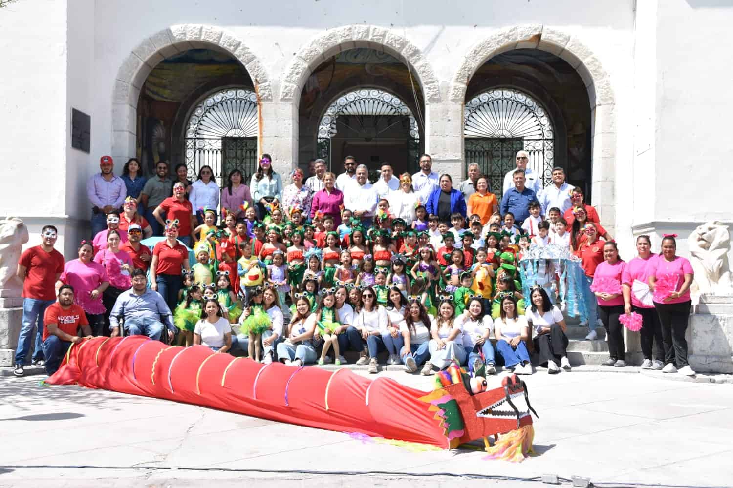 En Cuatro Ciénegas el Alcalde Víctor Leija estuvo presente en el desfile infantil de primavera.