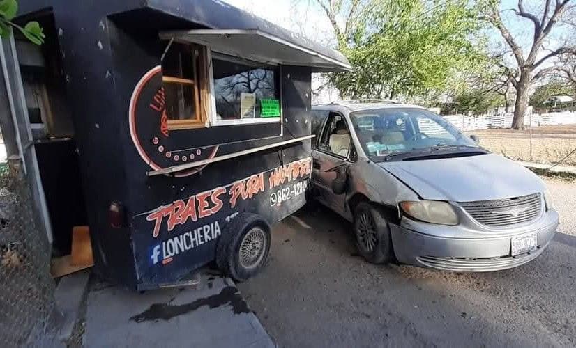 Camioneta impacta lonchería en Zaragoza