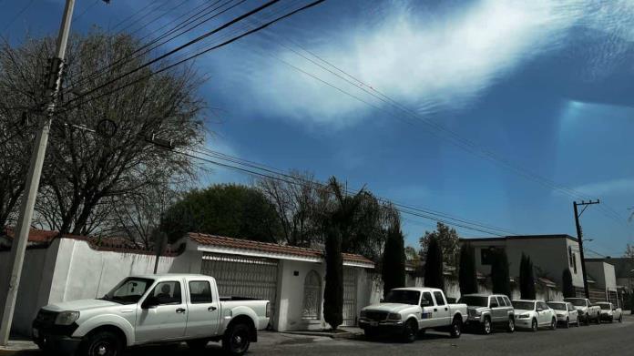 Hallan autos de AH en casa de empleados