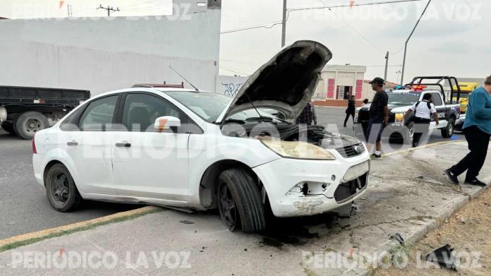 ´Avienta´ auto contra camellón ´Avienta´ auto contra camellón