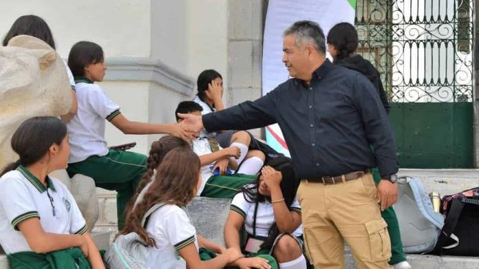 Dona Víctor Leija su salario de Alcalde