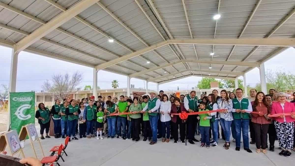 Con el corte del listón inaugural realizaron la entrega de la obra estructural.