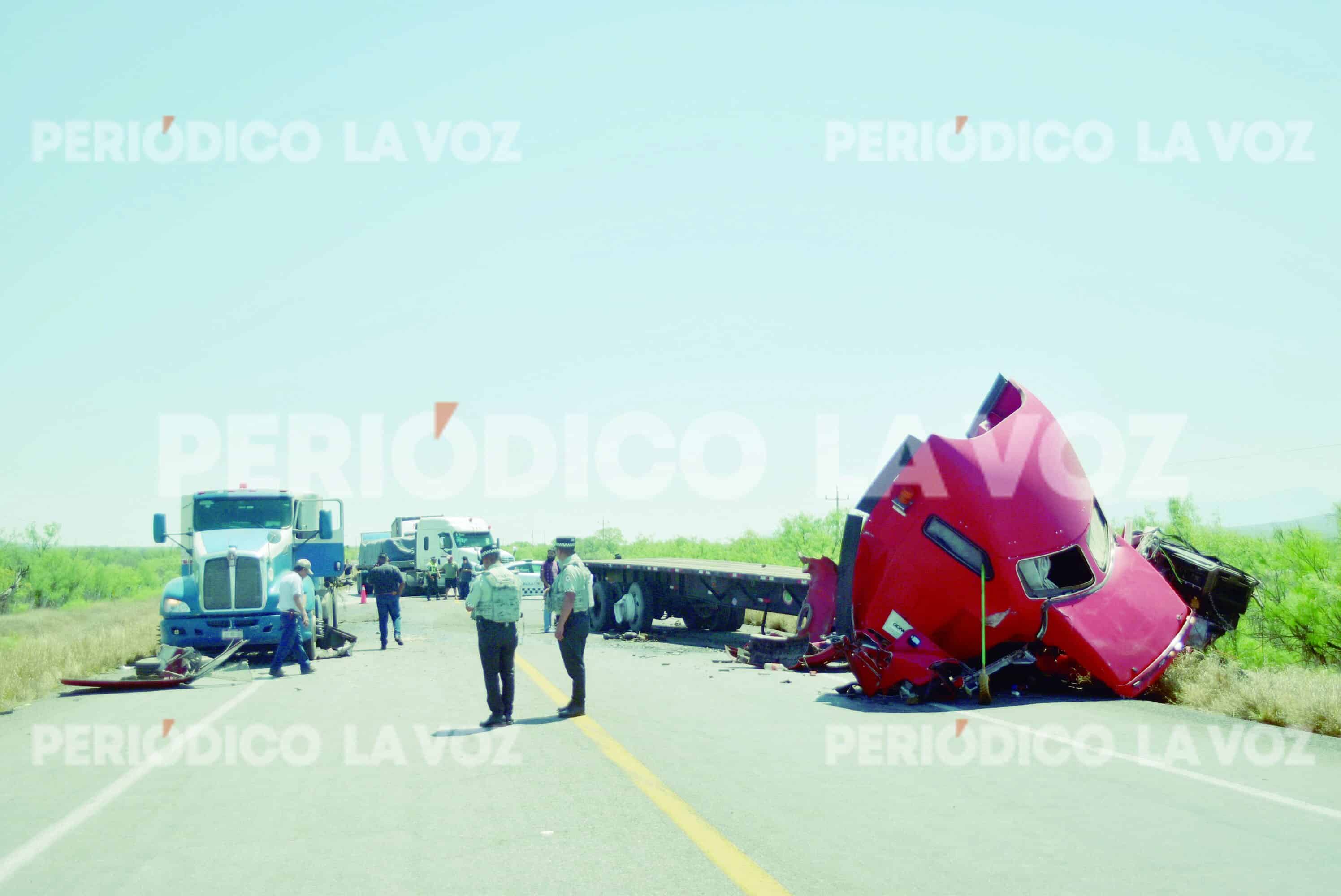 El tráiler rojo quedó destrozado tras impactarse contra la plataforma.