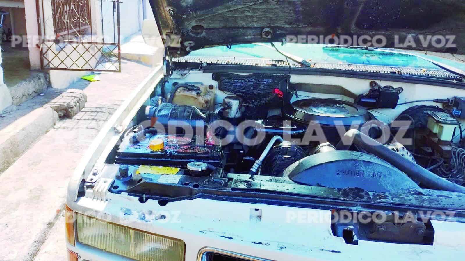 Vecinos ayudaron al propietario a combatir el incendio de su camioneta. 