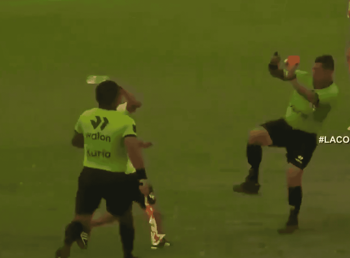Árbitro le da patada karateka a un invasor de cancha
