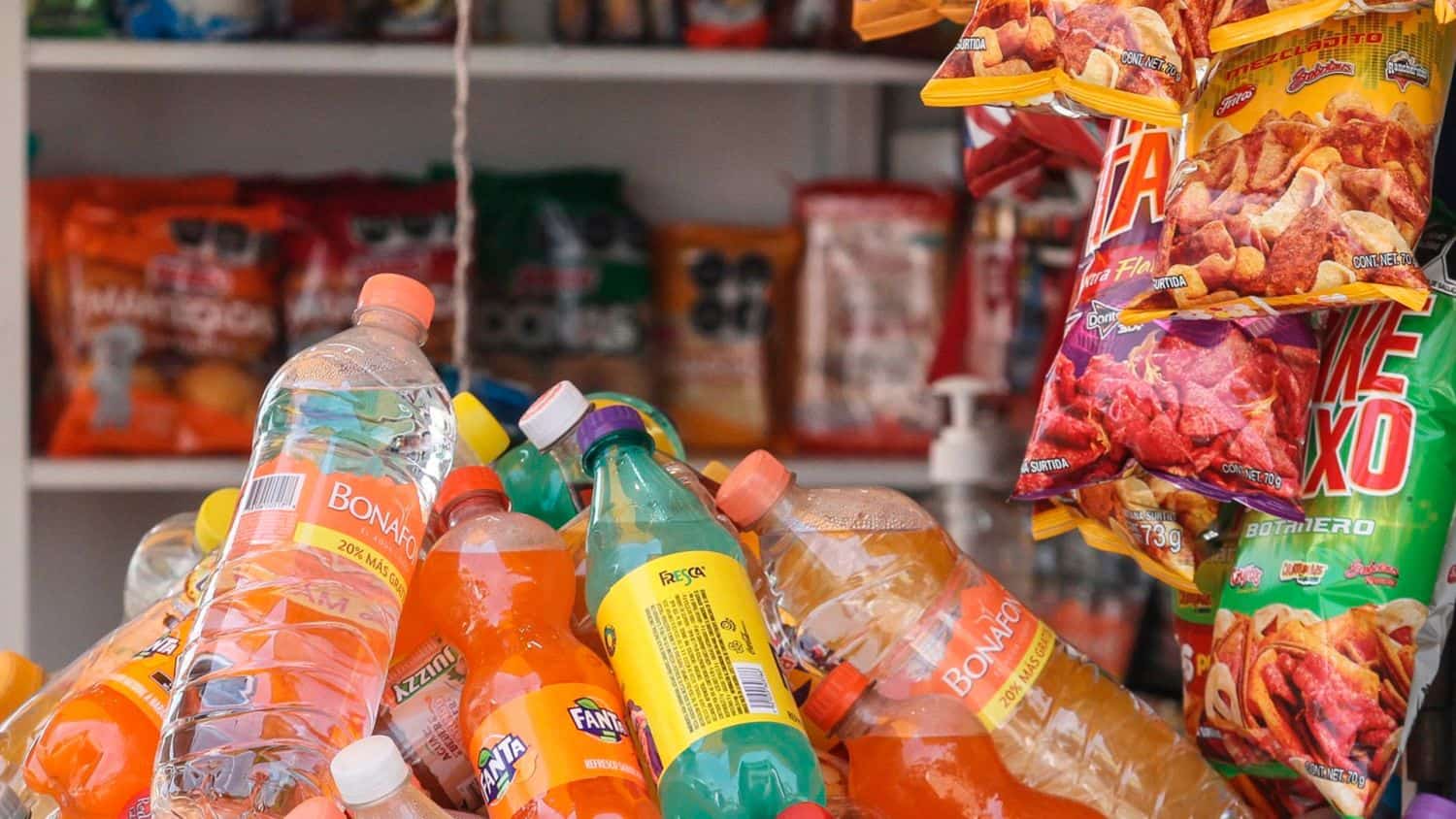 ¡Prohibido el antojo! Maestros serán multados por comer comida chatarra en las escuelas