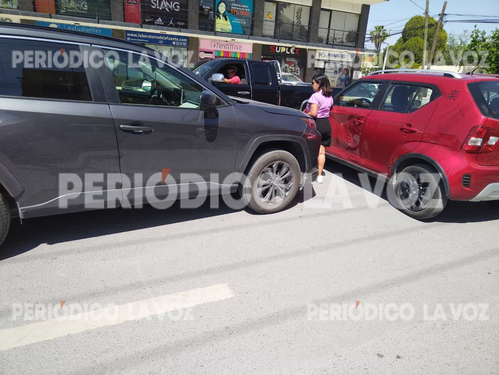 El Suzuki Ignis rojo sufrió severos daños en su costado izquierdo tras el impacto con la camioneta Toyota Highlander.