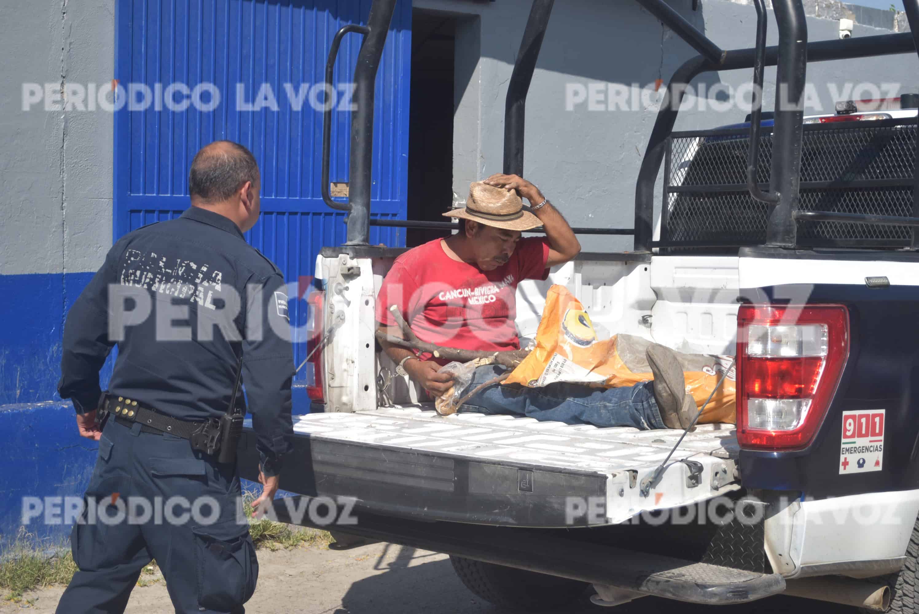 Pedro Rodríguez fue sorprendido bebiendo en la vía pública con un costal de leños a su lado.