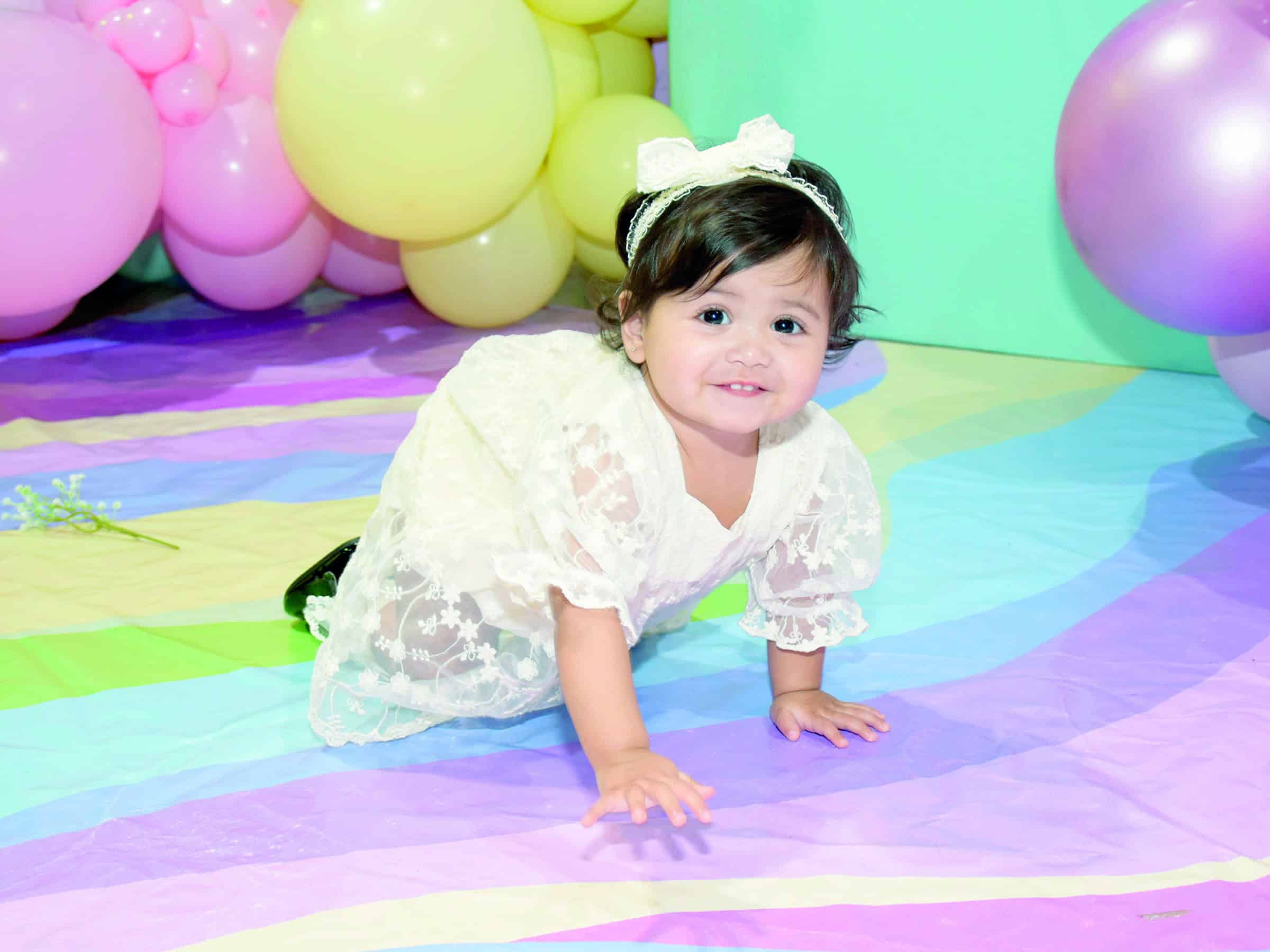 Celebra su primer cumpleaños y bautizo