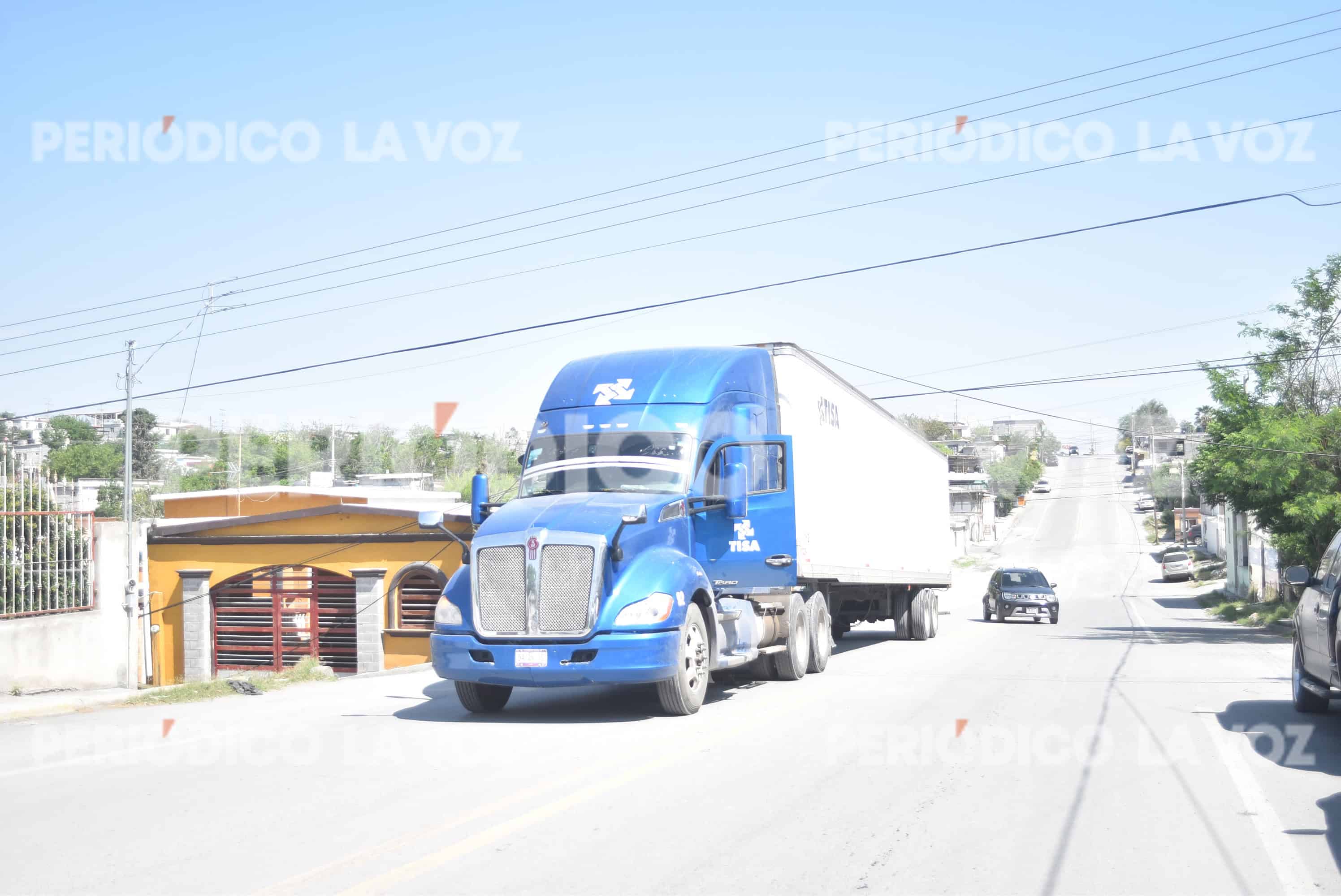 El trailero partió cuatro postes y dañó dos mufas.