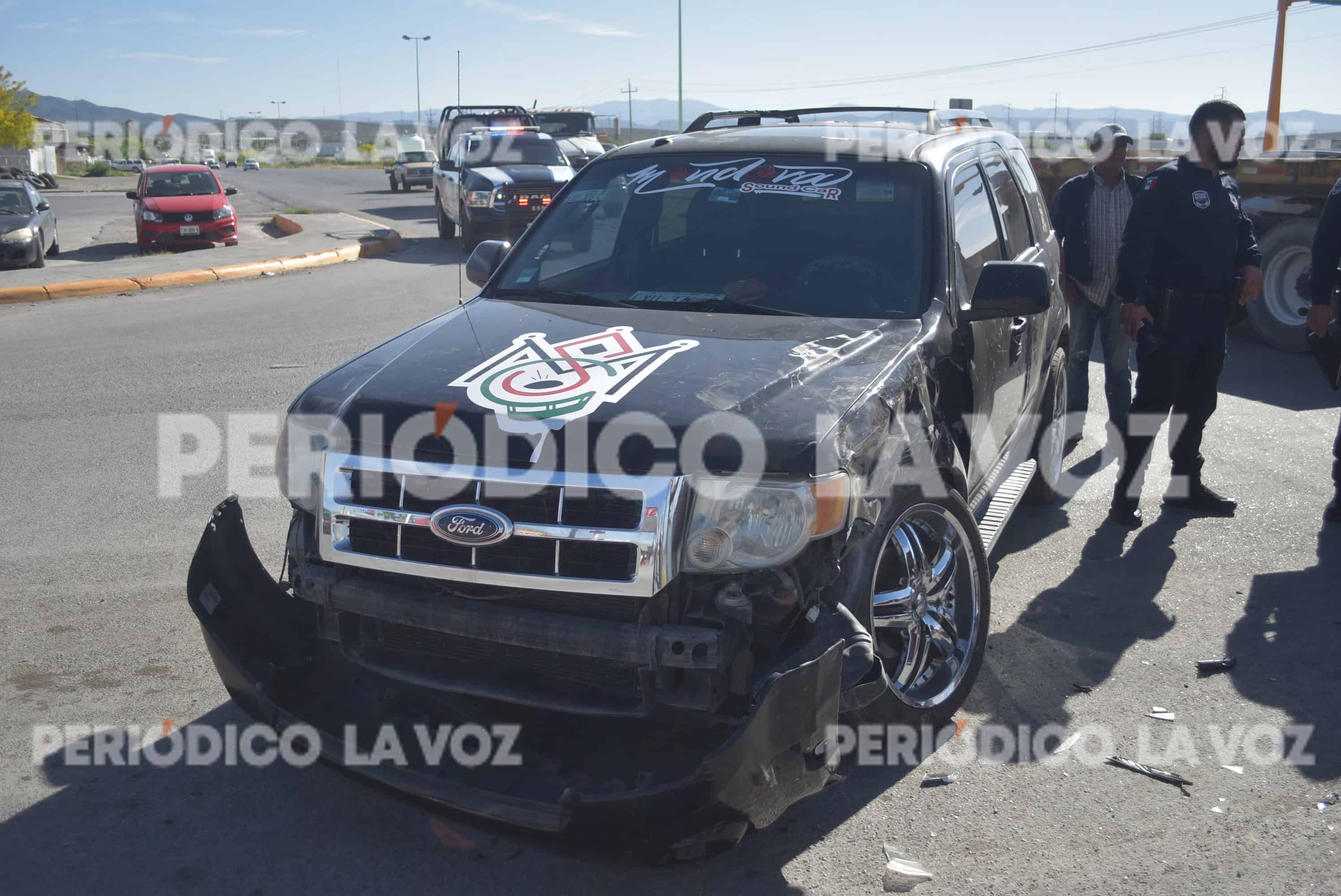 La camioneta Ford Escape terminó con severos daños tras el impacto.