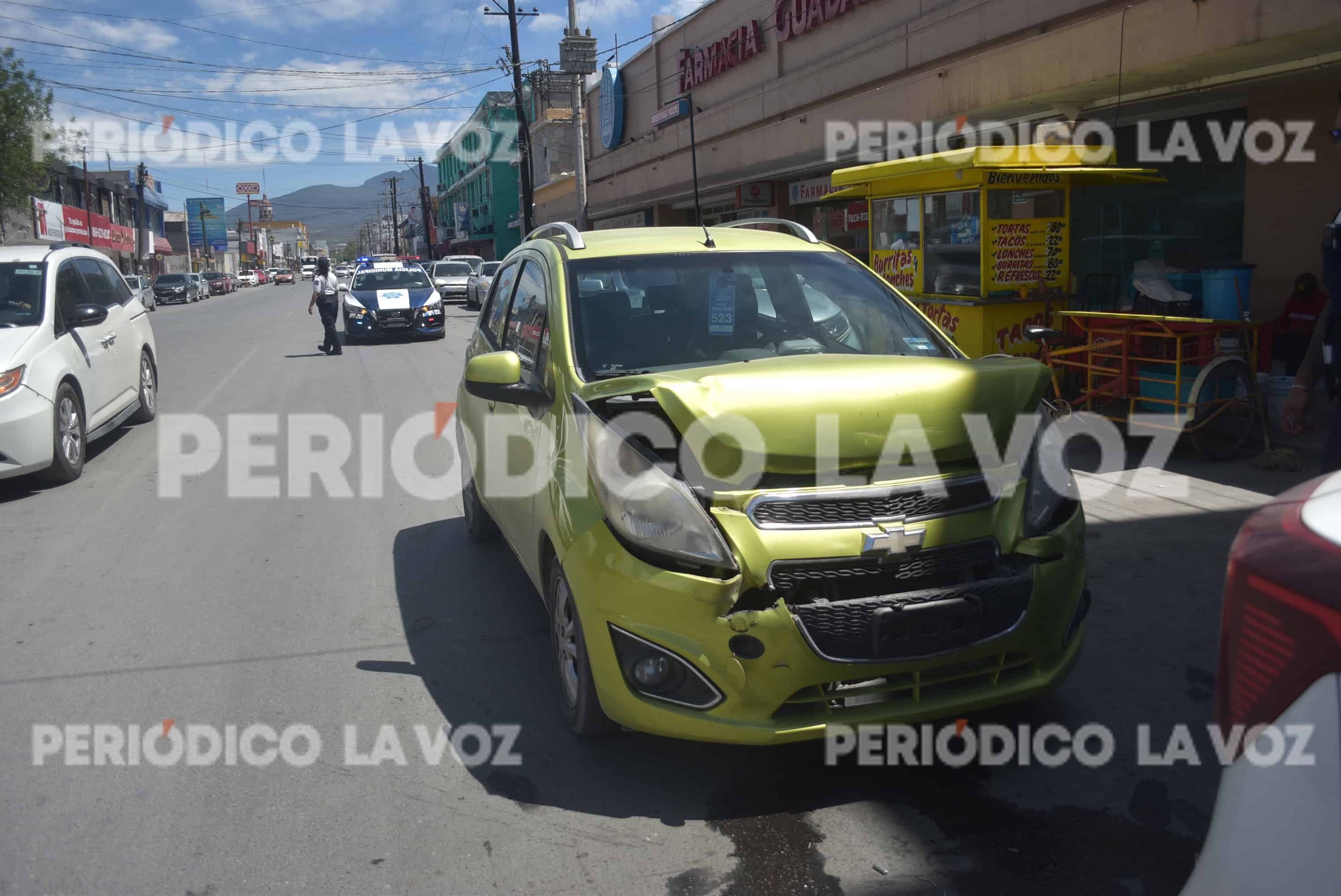 El Spark terminó con el cofre abollado tras impactarse por alcance.