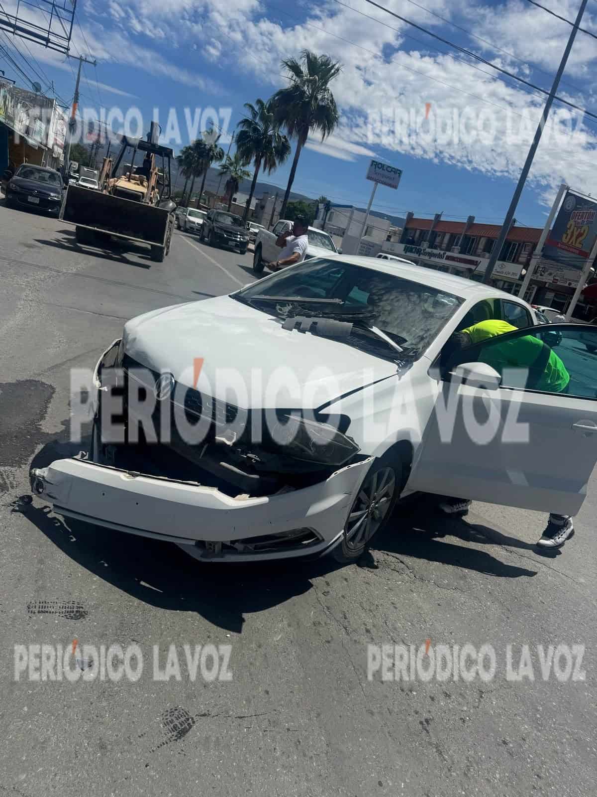 Los vehículos quedaron varados en medio de los carriles de circulación.