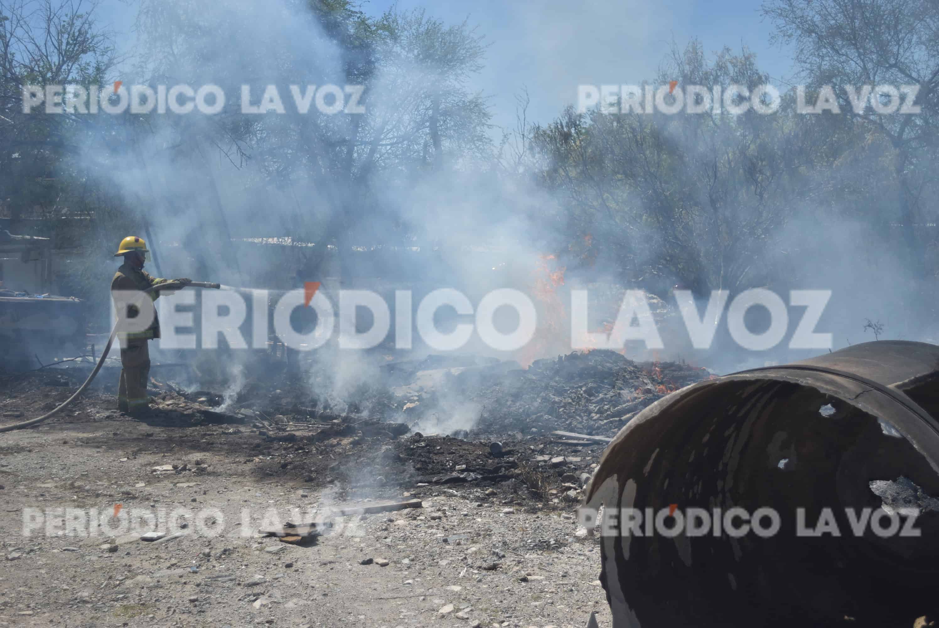 Bomberos trabajaron intensamente para sofocar el incendio en la vivienda de la colonia Ampliación El Roble.