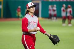 Esteban Loaiza pule a Kelsie Withmore para hacer historia