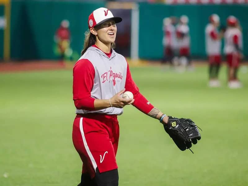 Kelsie Whitmore busca ser la primera mujer que juegue en la LMB.