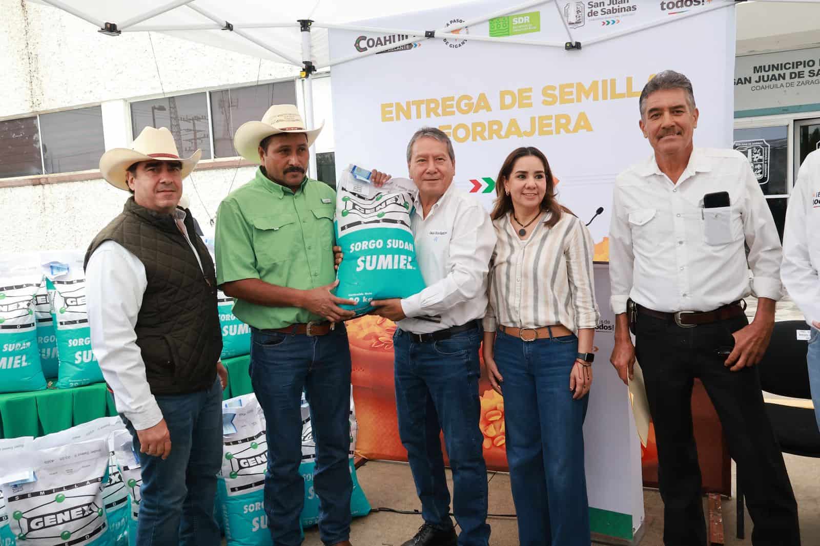 Entrega Óscar Ríos 15 toneladas de semilla