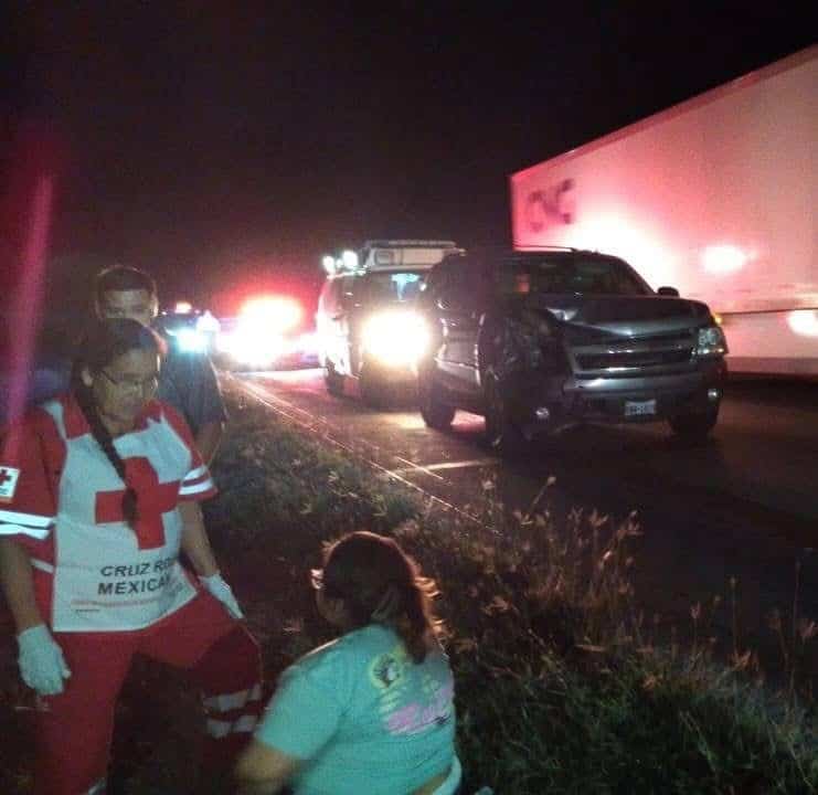 Dos personas resultaron con golpes contusos tras el accidente.