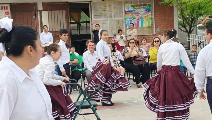 Develan nuevan placa en el CAM de Nava con emotiva ceremonia