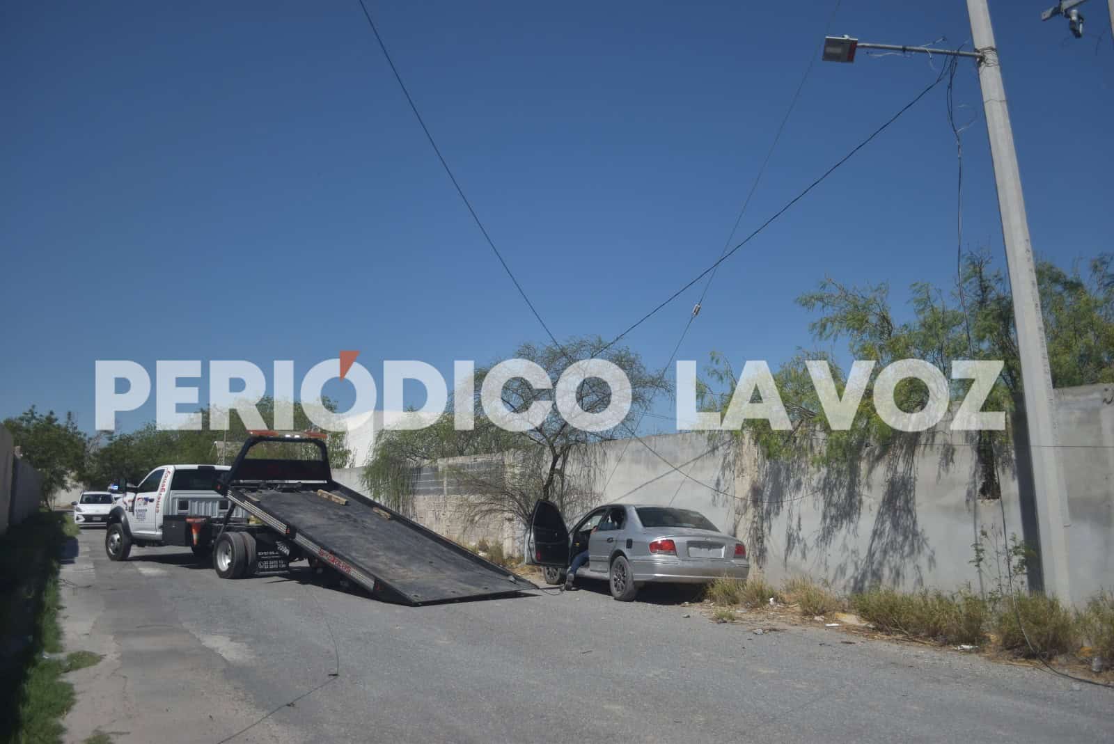 ¡Quemazón en la Santa Isabel!: Se estrella en poste y deja sin luz a vecinos