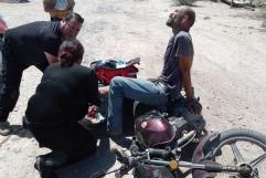 Tumba perro a pareja de moto