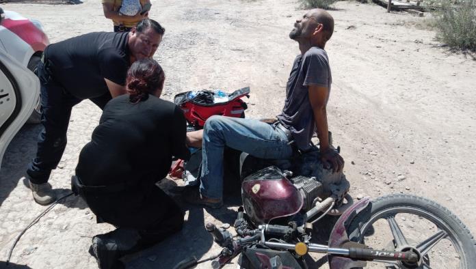 Tumba perro a pareja de moto