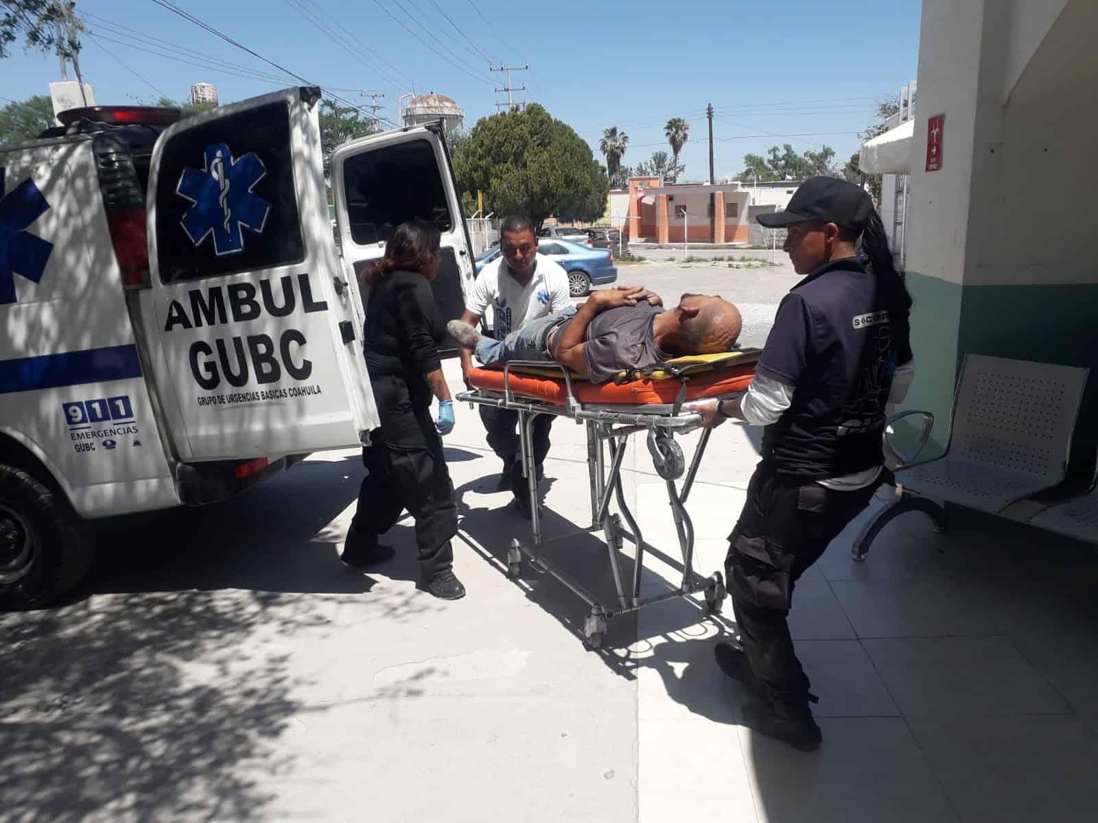 Tumba perro a pareja de moto