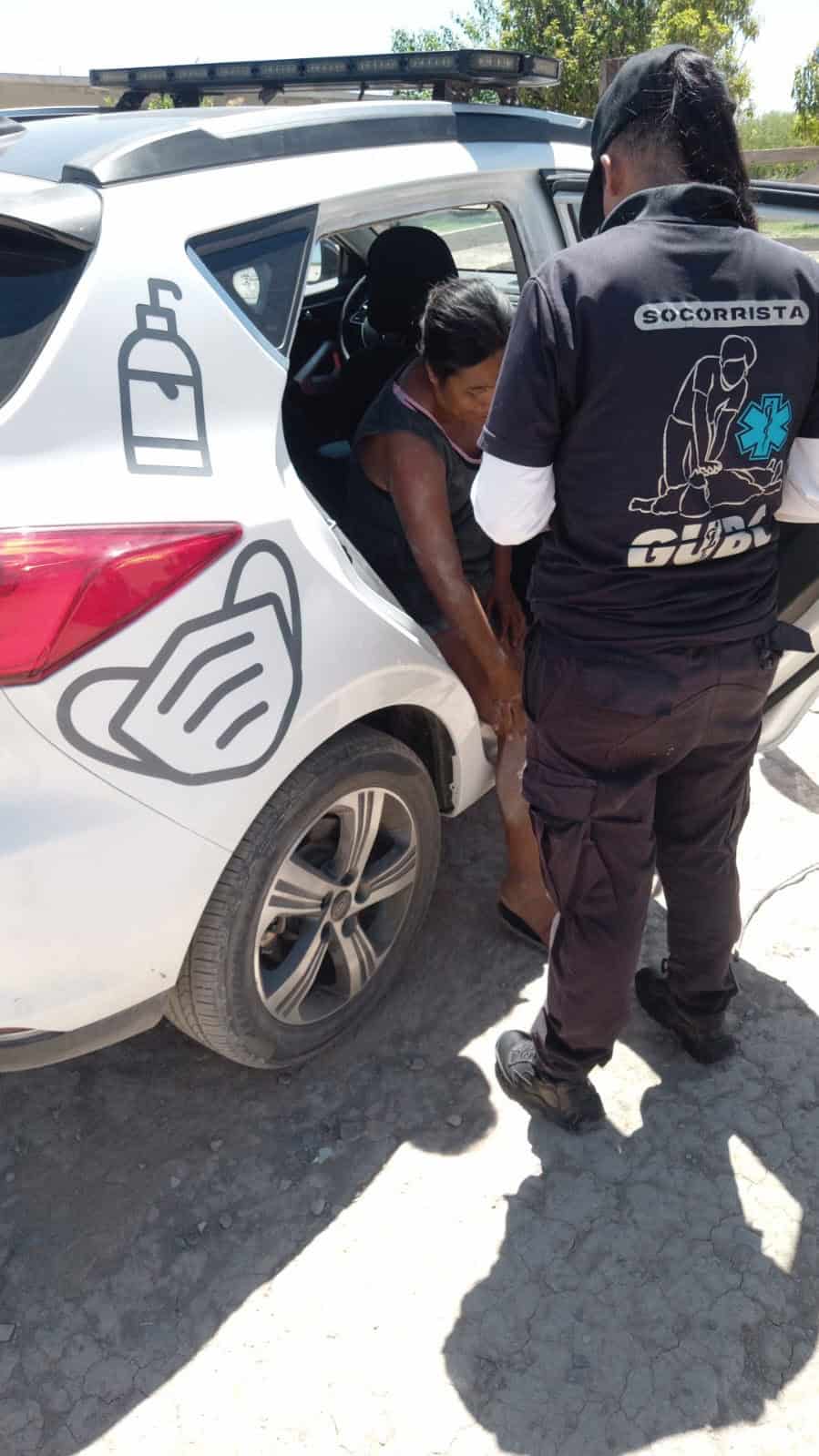 Tumba perro a pareja de moto