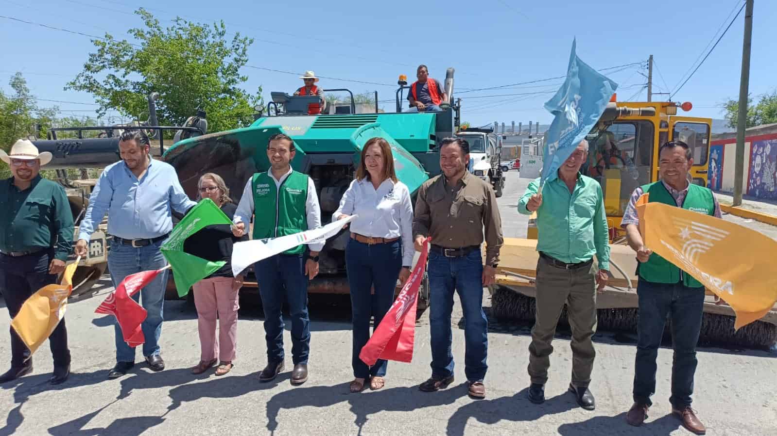 La alcaldesa Sara Irma Pérez Cantú dio arranque a la obra de pavimentación.