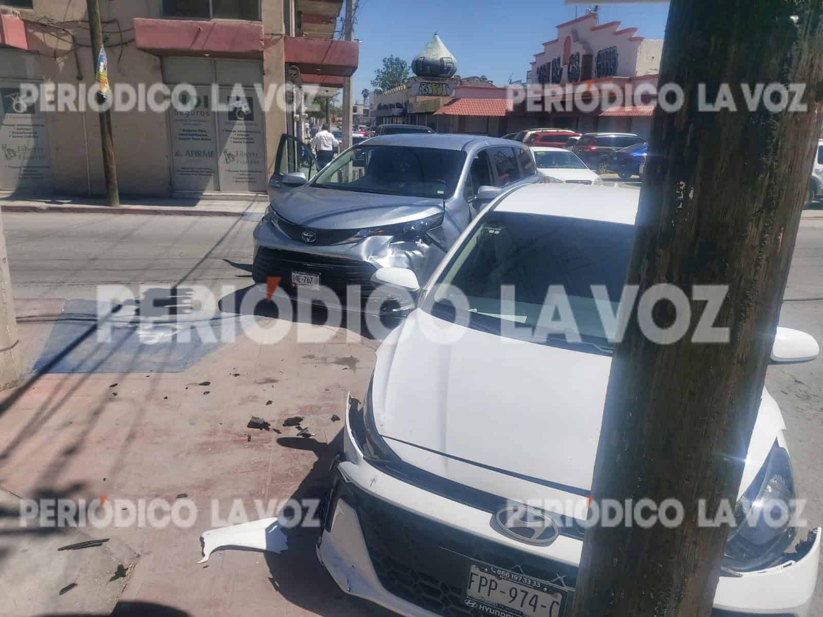 Fuerte choque en Zaragoza y Allende dejó severos daños materiales.