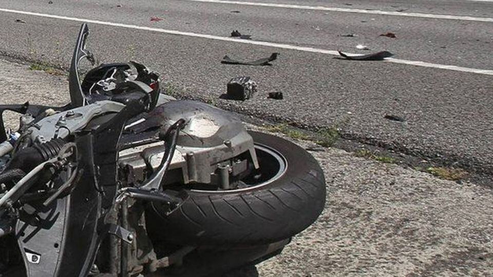 Empleado de Jaropamex derrapa en su motocicleta al dirigirse a su trabajo.