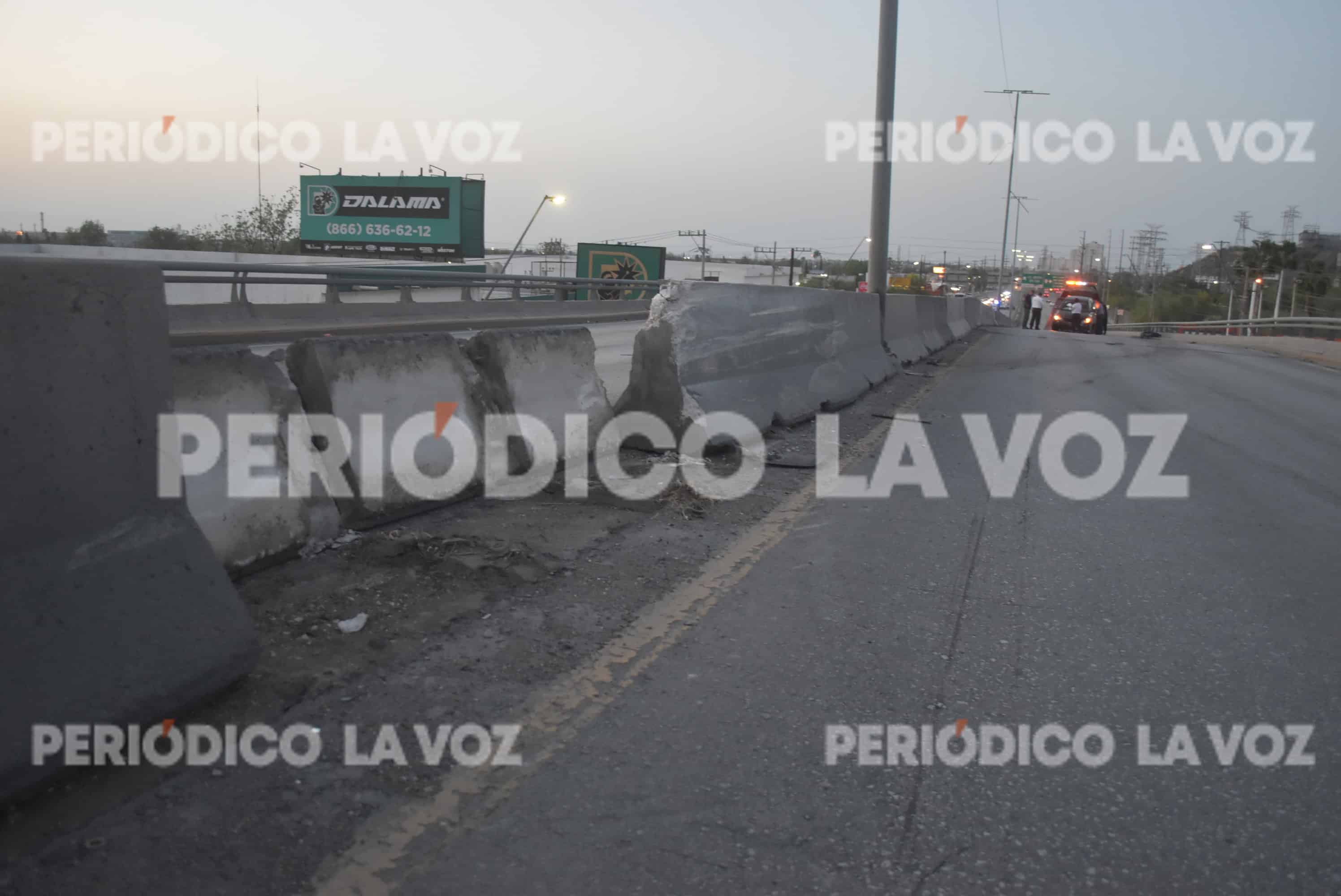 Las “ballenas” fueron tumbadas tras el impacto del auto contra los muros de contención del puente. 