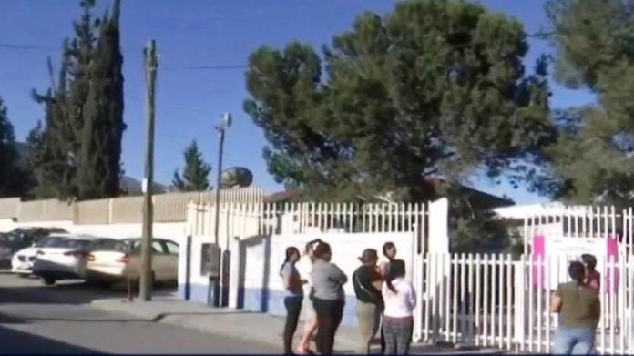 Estudian alumnos sin agua y sin luz