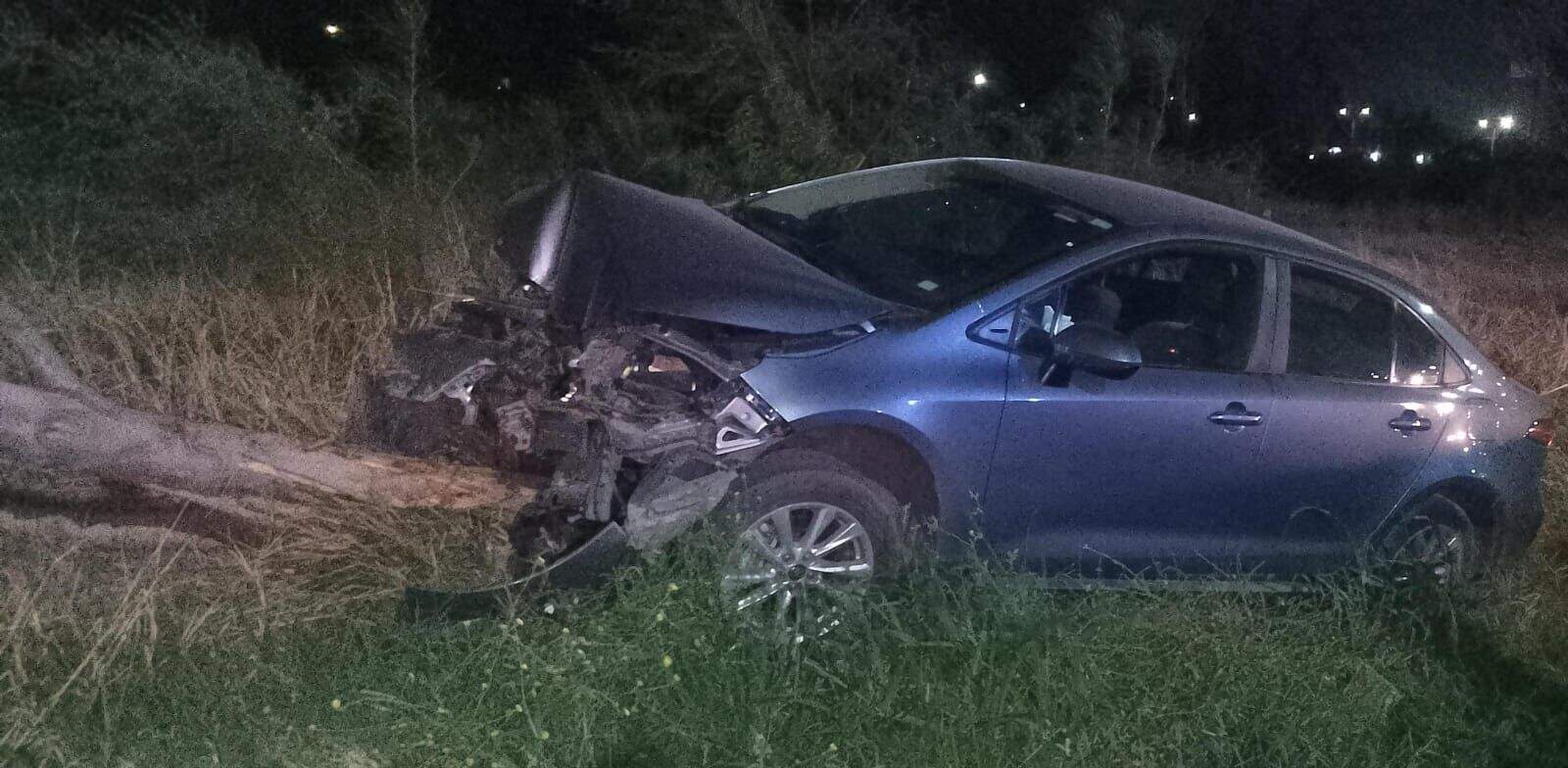 Conductor sale del camino en libramiento Emilio Mendoza Cisneros y termina lesionado