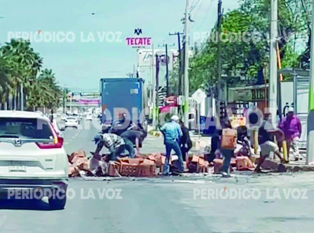 Cartones de cerveza quedaron regados por toda la avenida tras el accidente.