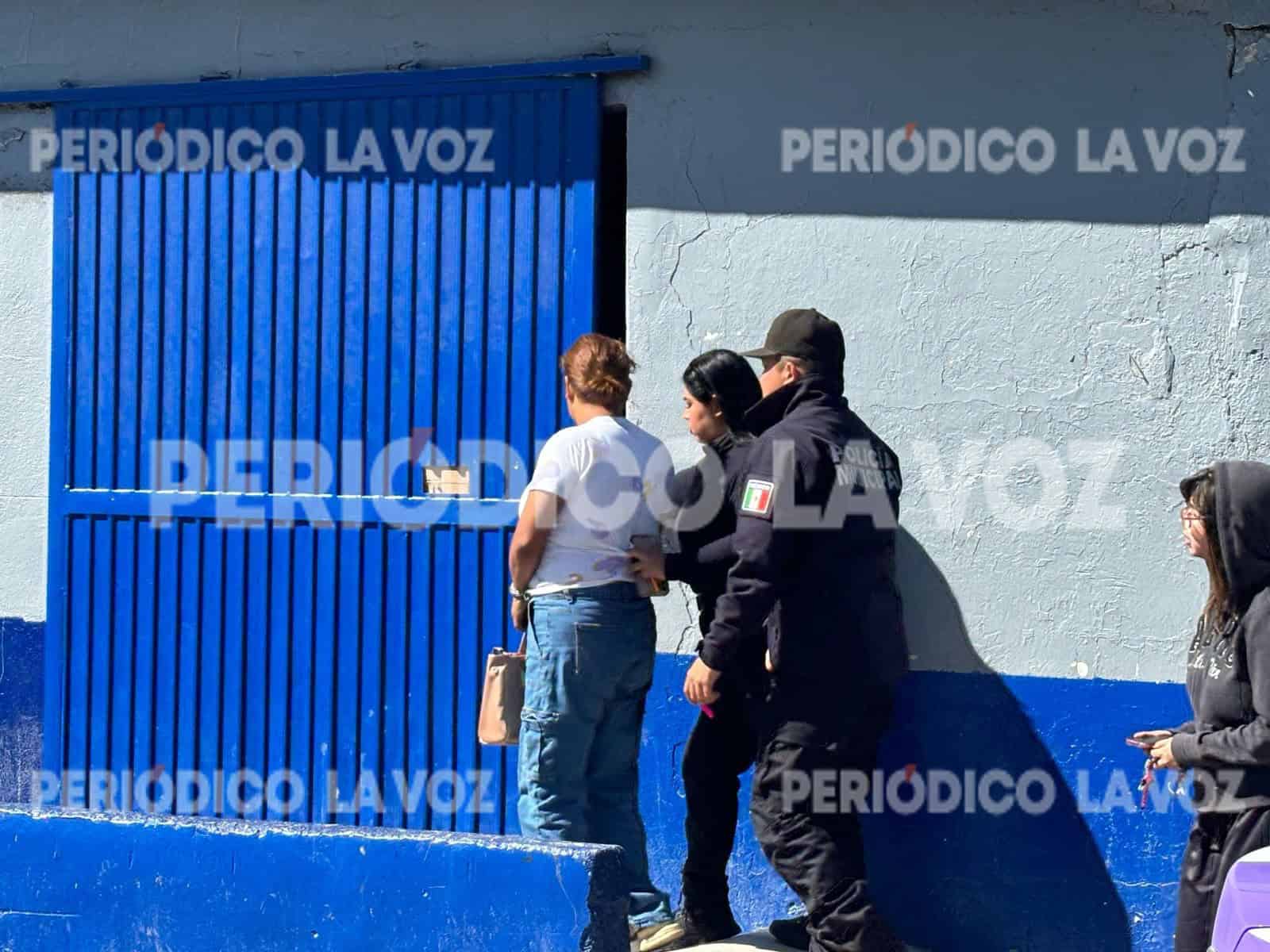 Arrestan a mujer en centro comercial
