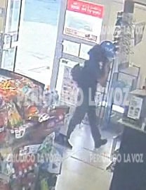 El delincuente huyó del lugar en bicicleta tras golpear a la cajera y apoderarse del dinero de la caja; cámaras de seguridad captaron el atraco.