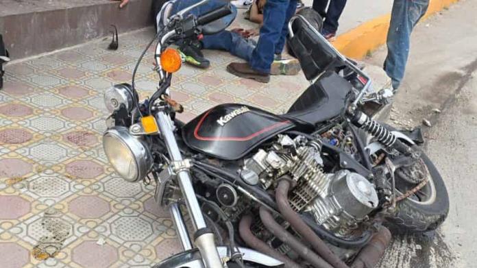 Terminan heridos al derrapar motocicleta Terminan heridos al derrapar motocicleta