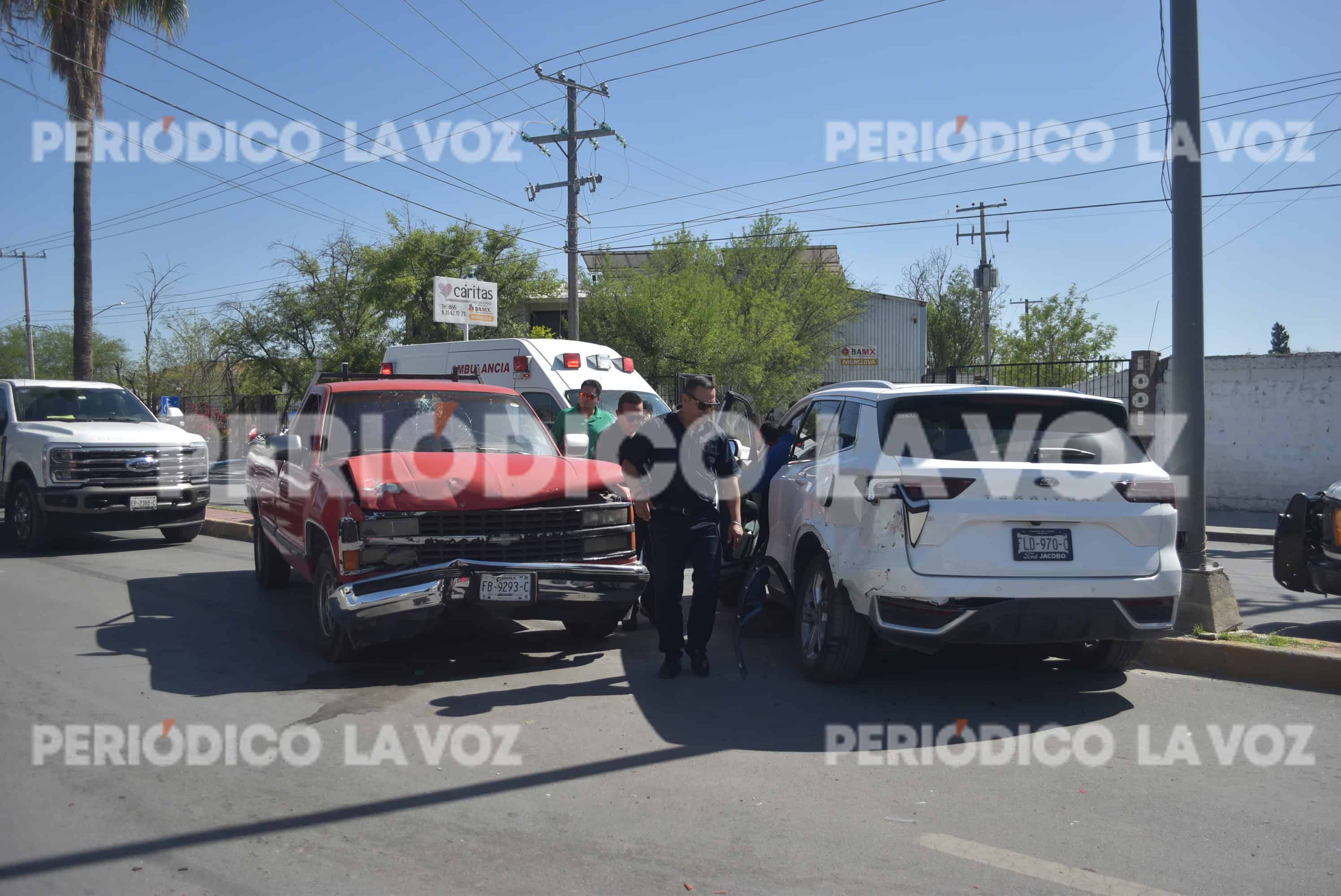 El fuerte choque sobrevino cuando la conductora de la Ford improvisó un retorno prohibido sobre el bulevar Ejército Mexicano.