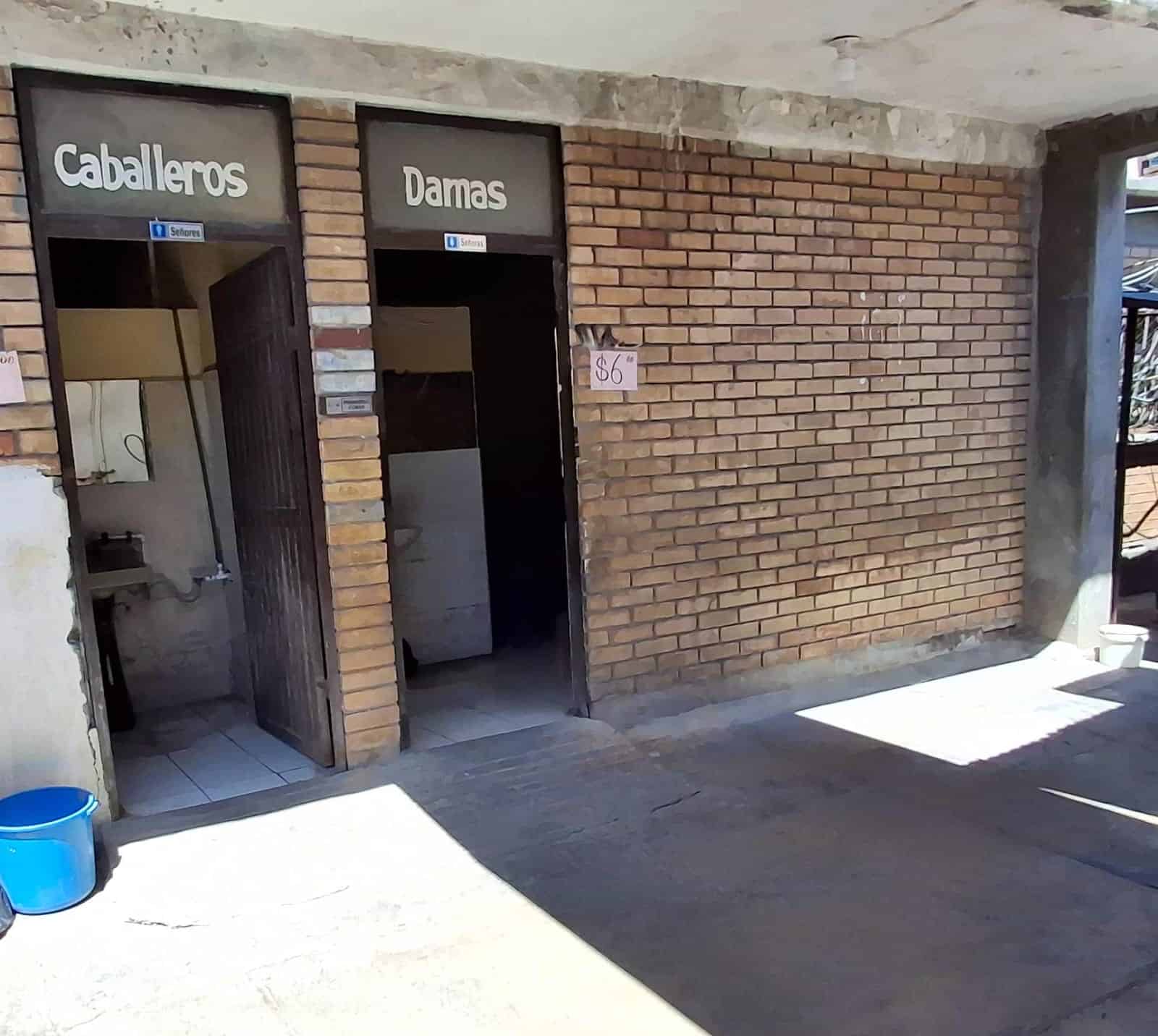 Doña Lupe pide el pago de 100 mil pesos que invirtió en sanitarios de La Fayuca, antes de entregarlos.