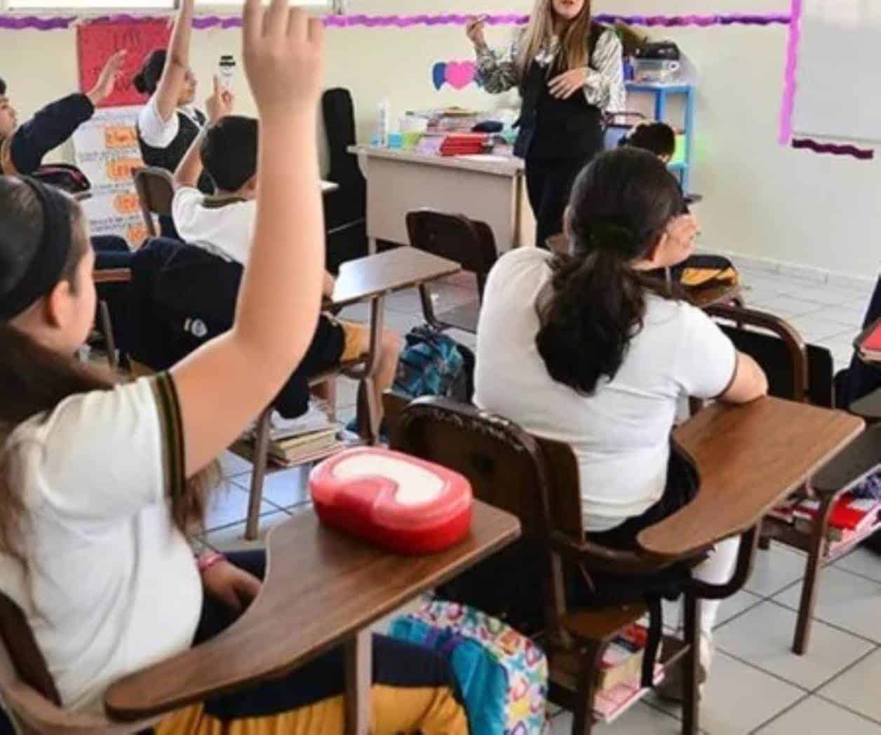 “Trafican” niños dulces en escuelas