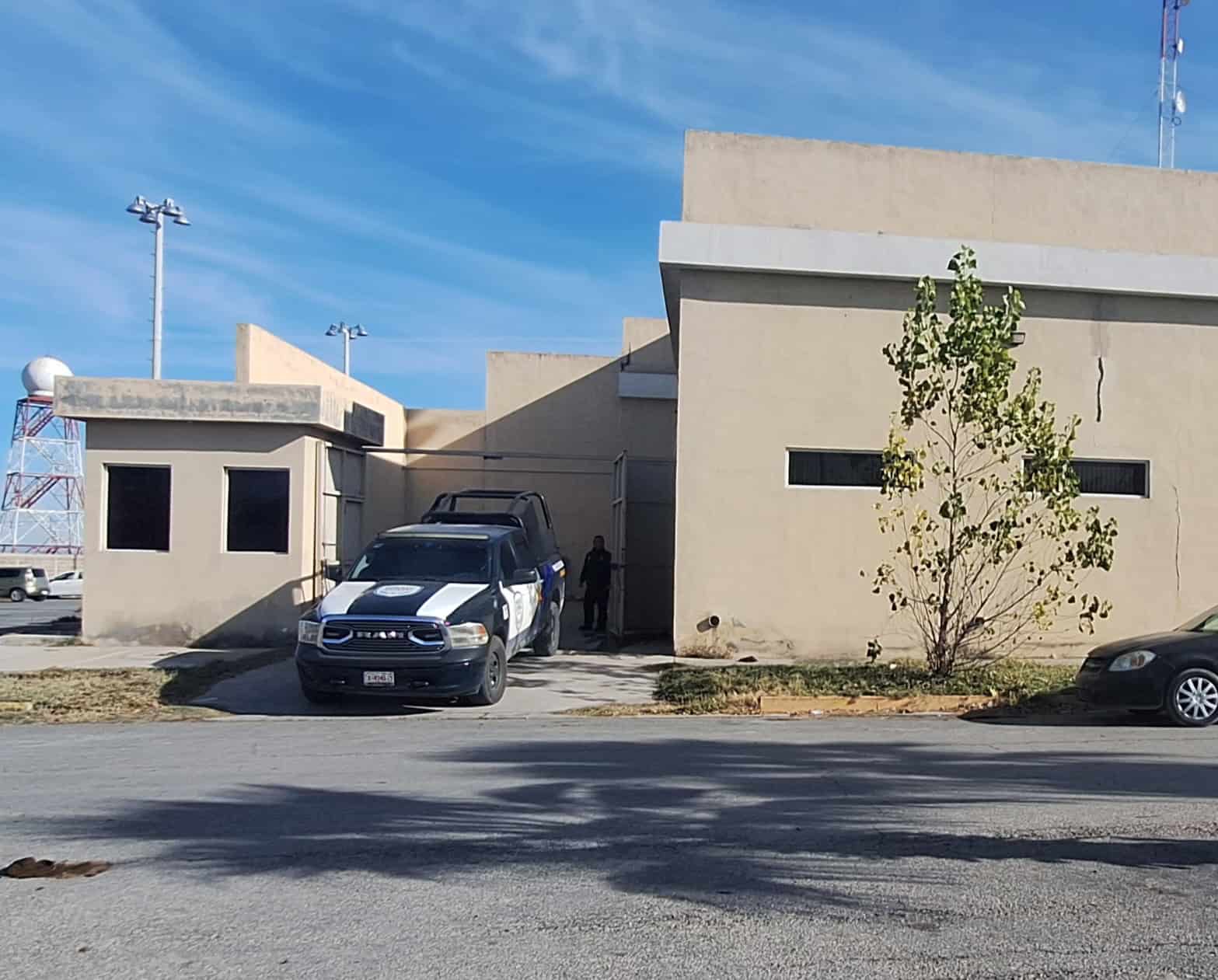 Después de cometer el crimen su jefe le recomendó a huir.