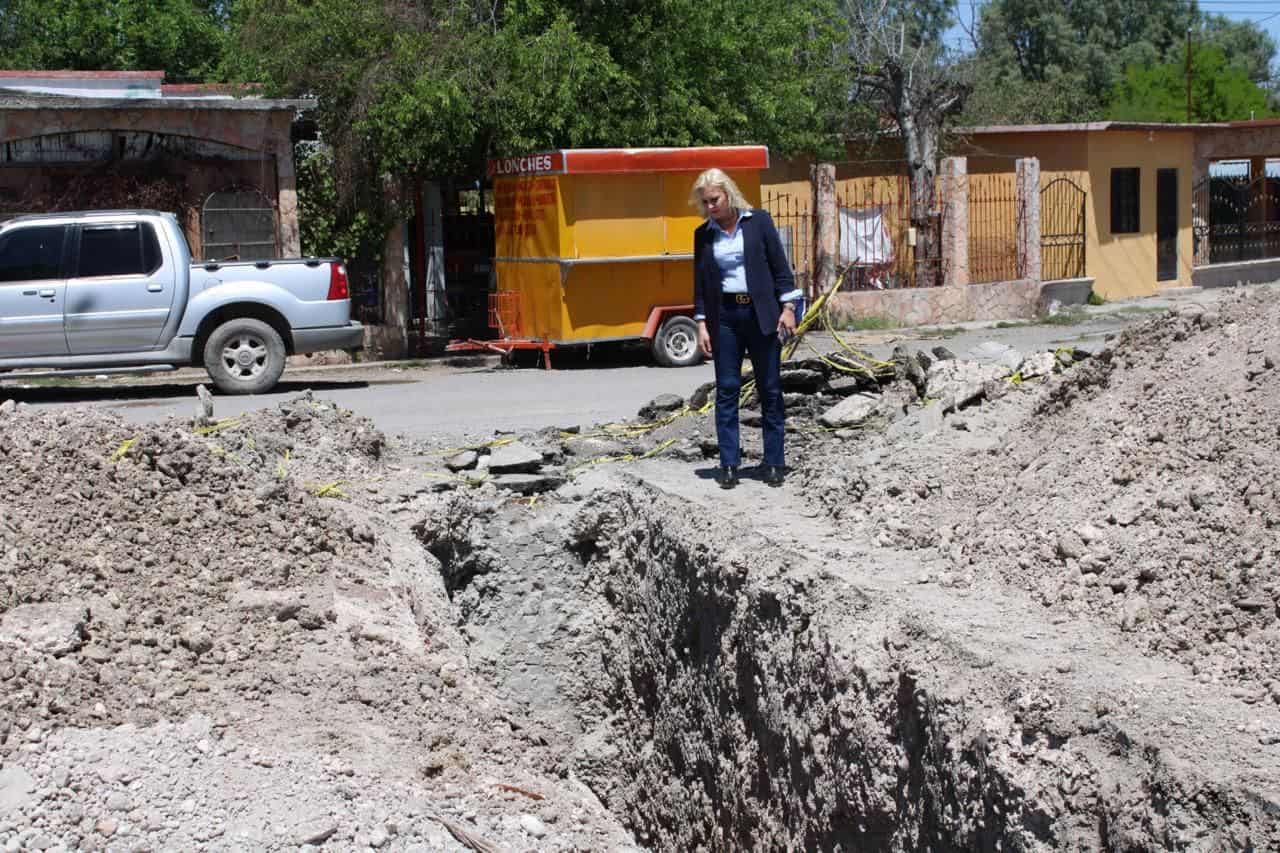 Laura Jiménez Gutiérrez, supervisó personalmente los trabajos realizados en la restitución de tubería en red de drenaje.