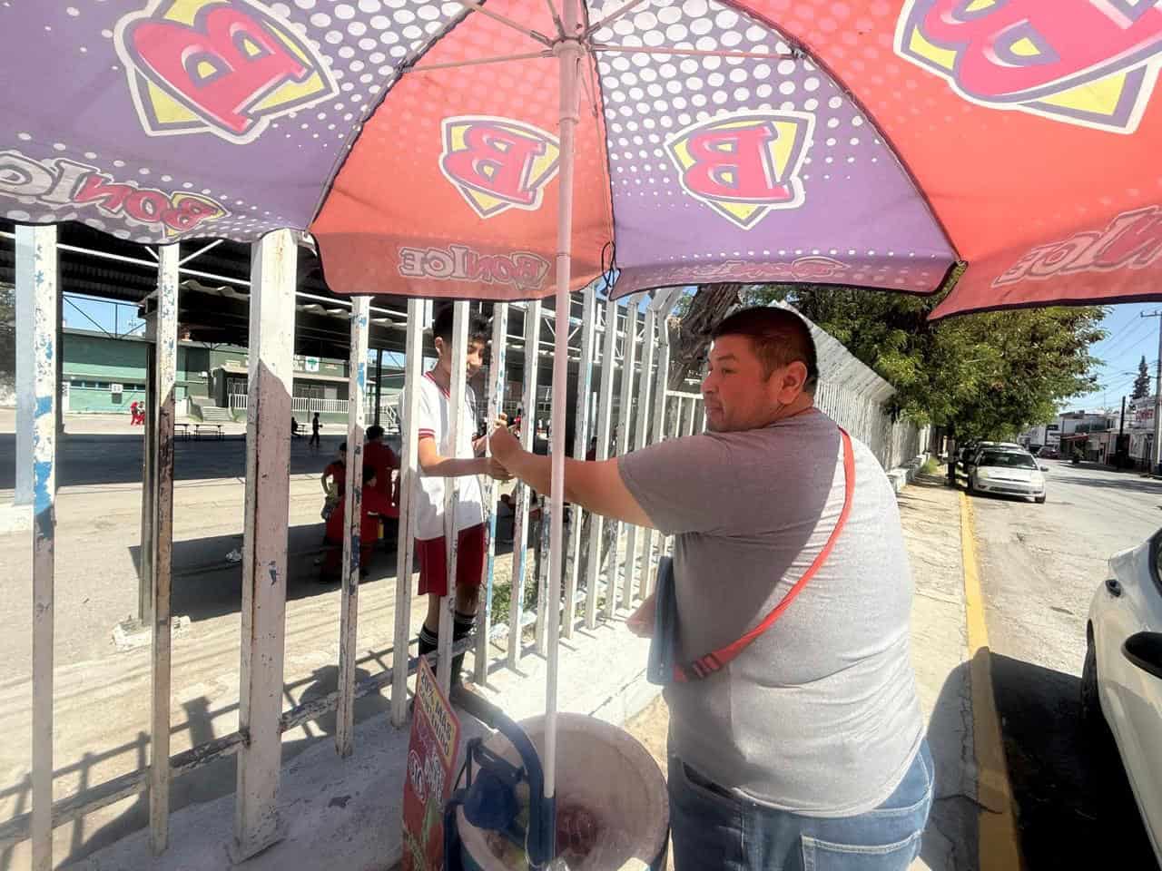 Vendedor ambulante perderá su único ingreso por nueva ley contra productos chatarra