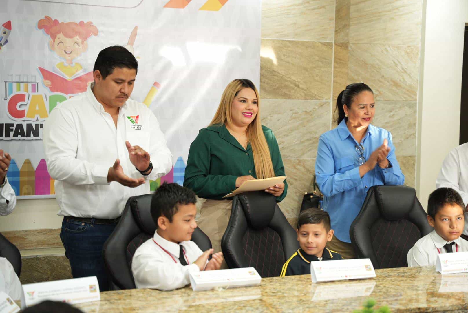 La Alcaldesa Yesica Sifuentes recibió al cabildo infantil por un día y les pidió que sigan soñando en grande para lograr cosas grandes.