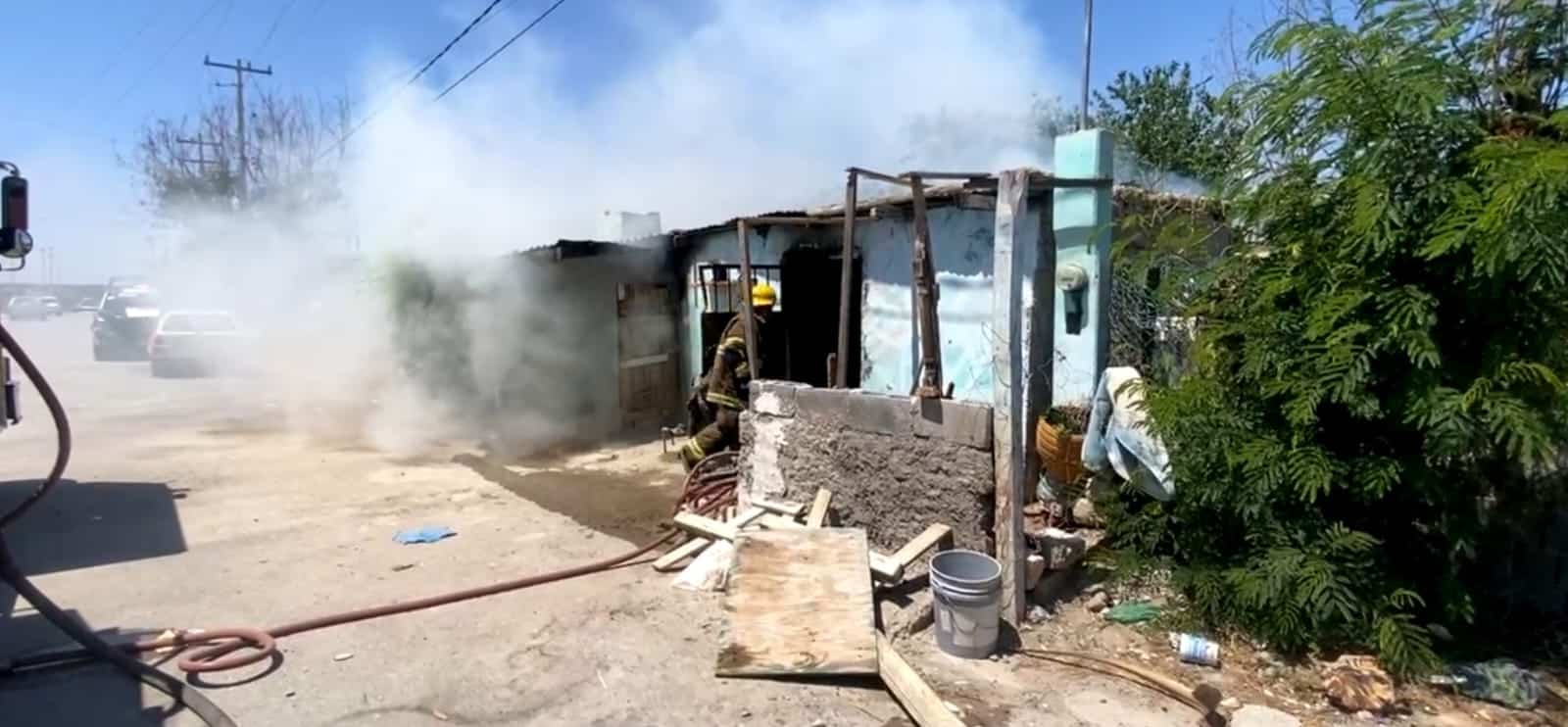Incendio consume humilde vivienda en la Colonia Atenas 2.