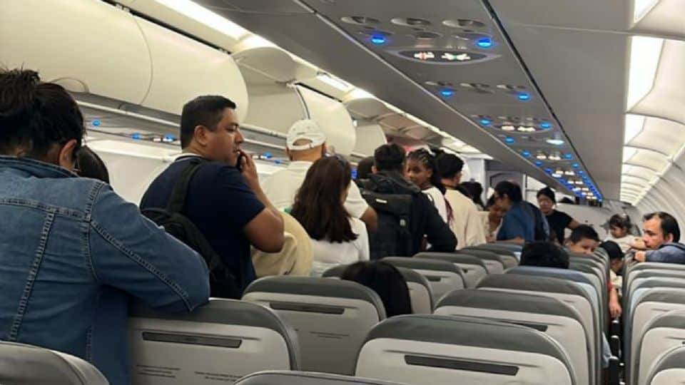 Monclovenses abandonan avión tras presentar apagones.