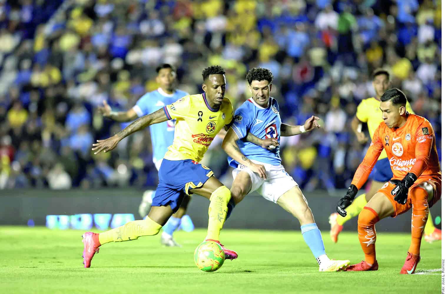 América y Cruz Azul se neutralizan en tenso Clásico Joven