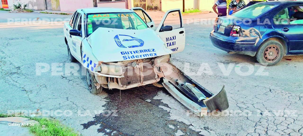 Taxista y pasajera resultan lesionados